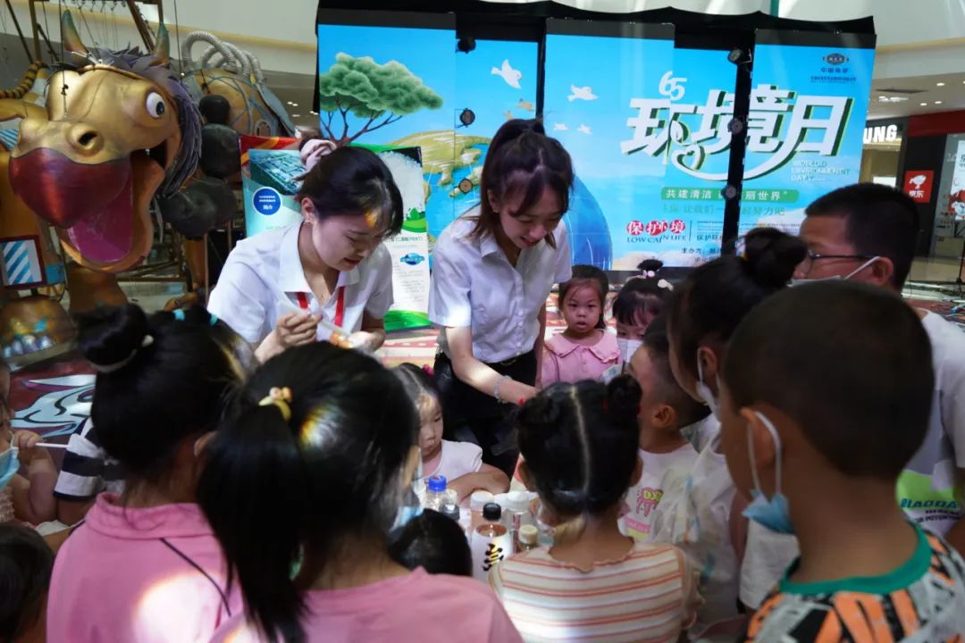 2022年6月3日，奇异果（中国）QIYIGUO官方网站所属东华天业公司联合新疆建设兵团第八师石河子市生态环境局在新疆万达商场举办“共建清洁美丽世界”六五环境日公益宣传活动