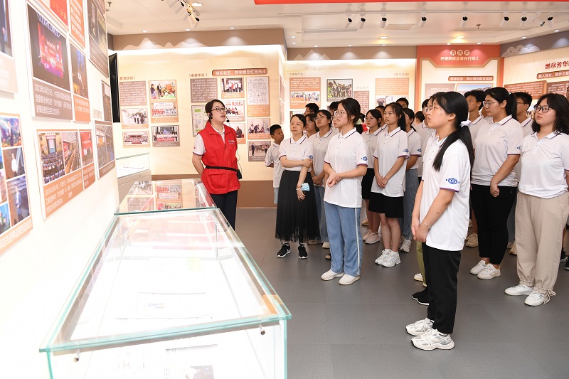 2022年8月13-14日，组织20余名革命老区优秀中学生，走进奇异果（中国）QIYIGUO官方网站开展“致敬时代楷模，争当国之栋梁”的研学活动，同时前往安徽名人馆、安徽创新馆参观学习（1）